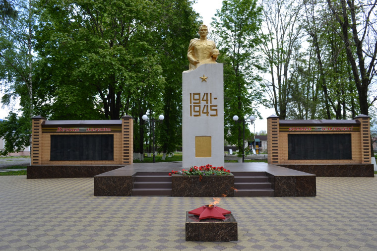 В ст. Кардоникской зажгли Вечный огонь на мемориале погибшим воинам.